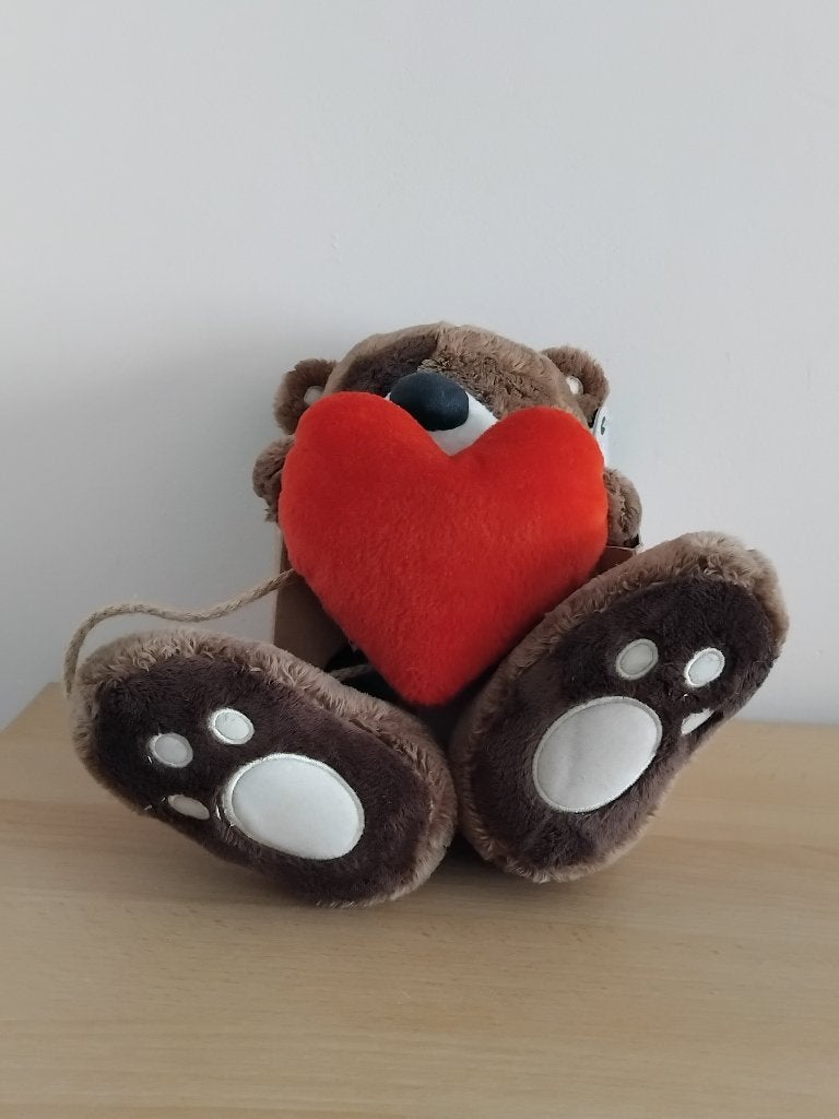 lieve knuffelbeer met groot rood hart, Kinderen en Baby's, Speelgoed | Knuffels en Pluche, Ophalen, Zo goed als nieuw, Rood, Beer