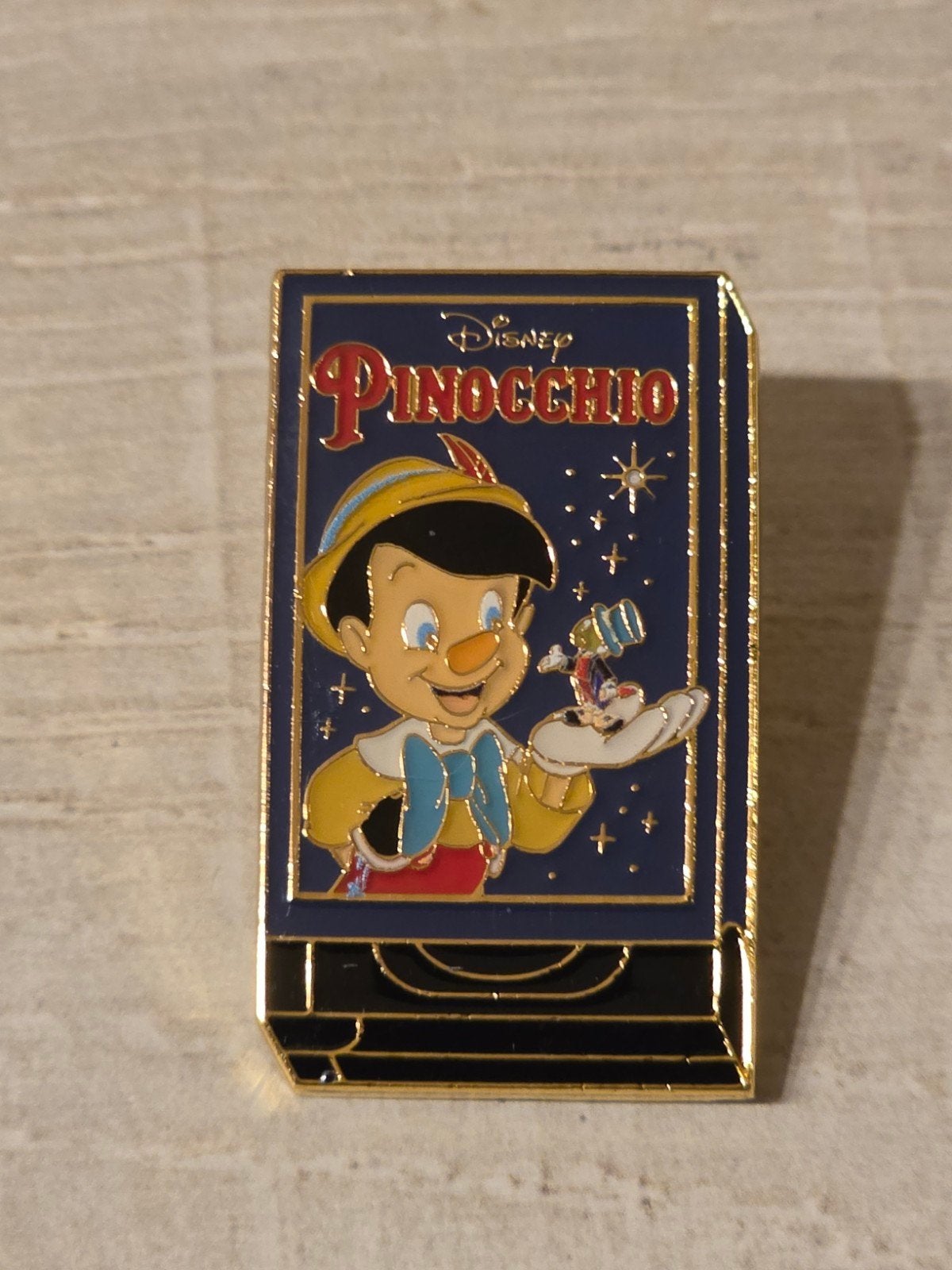 Broche Pinnocio VHS Loungefly, Collections, Disney, Enlèvement ou Envoi, Peter Pan ou Pinocchio, Comme neuf, Autres types