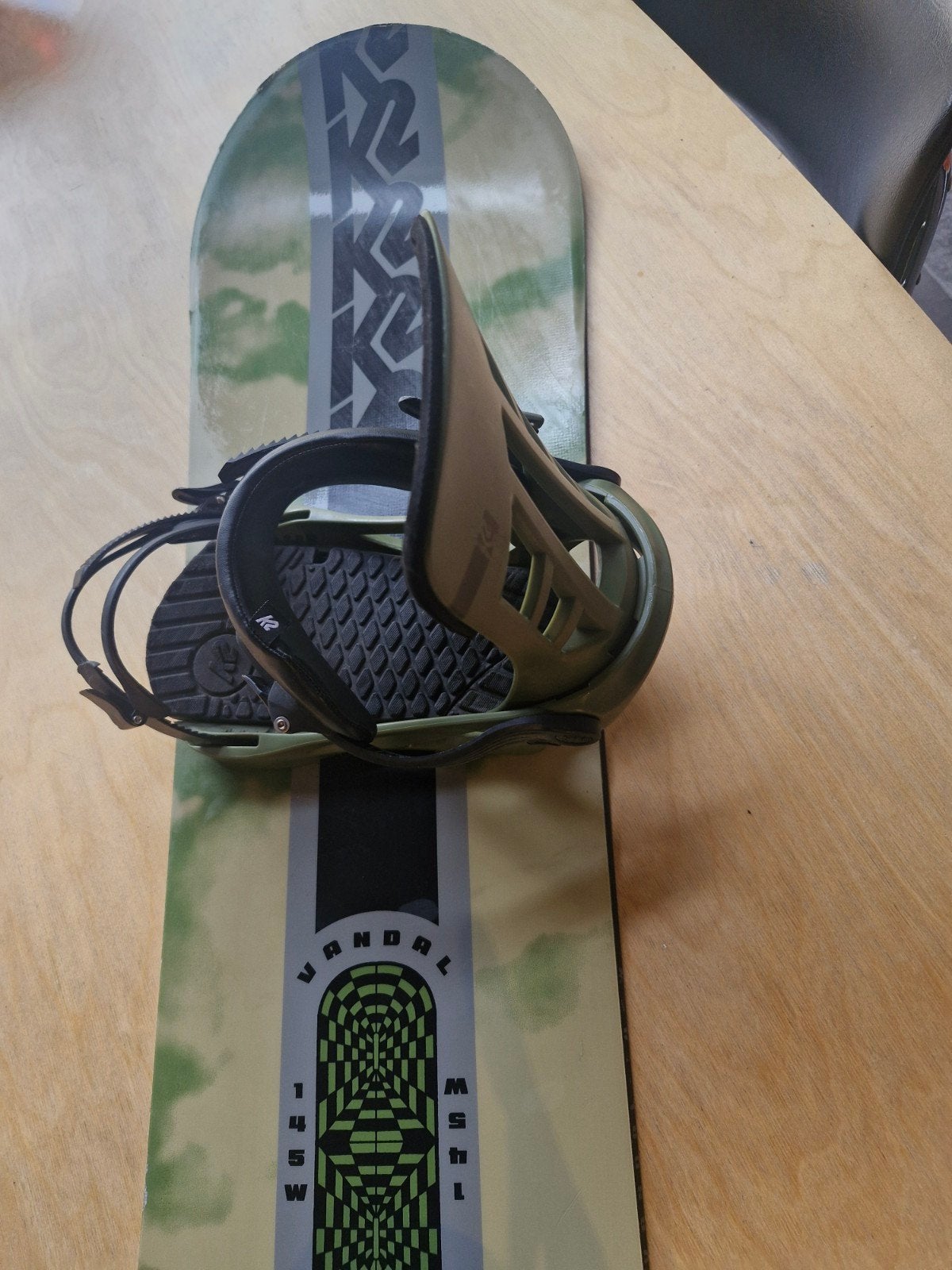 K2 Vandal 145 youth/grom snowboard met k2 Indy bindingen, Sports & Fitness, Enlèvement, Comme neuf, Planche