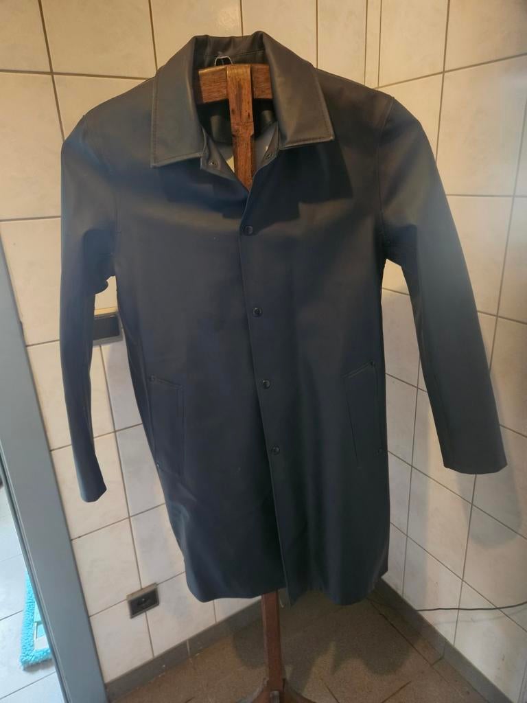 Imperméable Stutterheim, Enlèvement