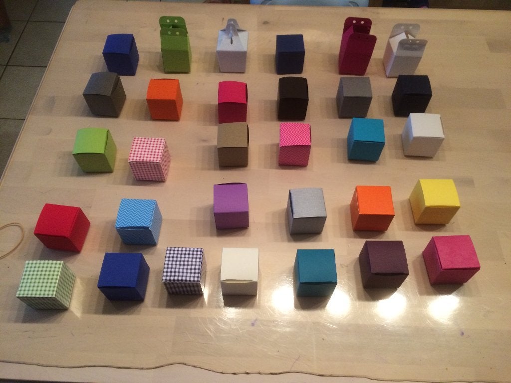 kubusdoosjes in verschillende kleuren doopsuiker UITVERKOOP, Ophalen of Verzenden, Nieuw, Kraamcadeau