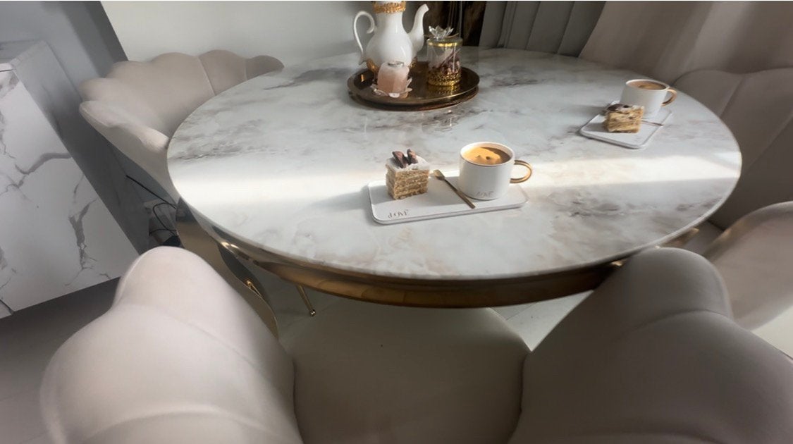 Table en marbre avec 4 chaises élégantes – pieds dorés, Huis en Inrichting, Tafels | Eettafels, Ophalen, Zo goed als nieuw