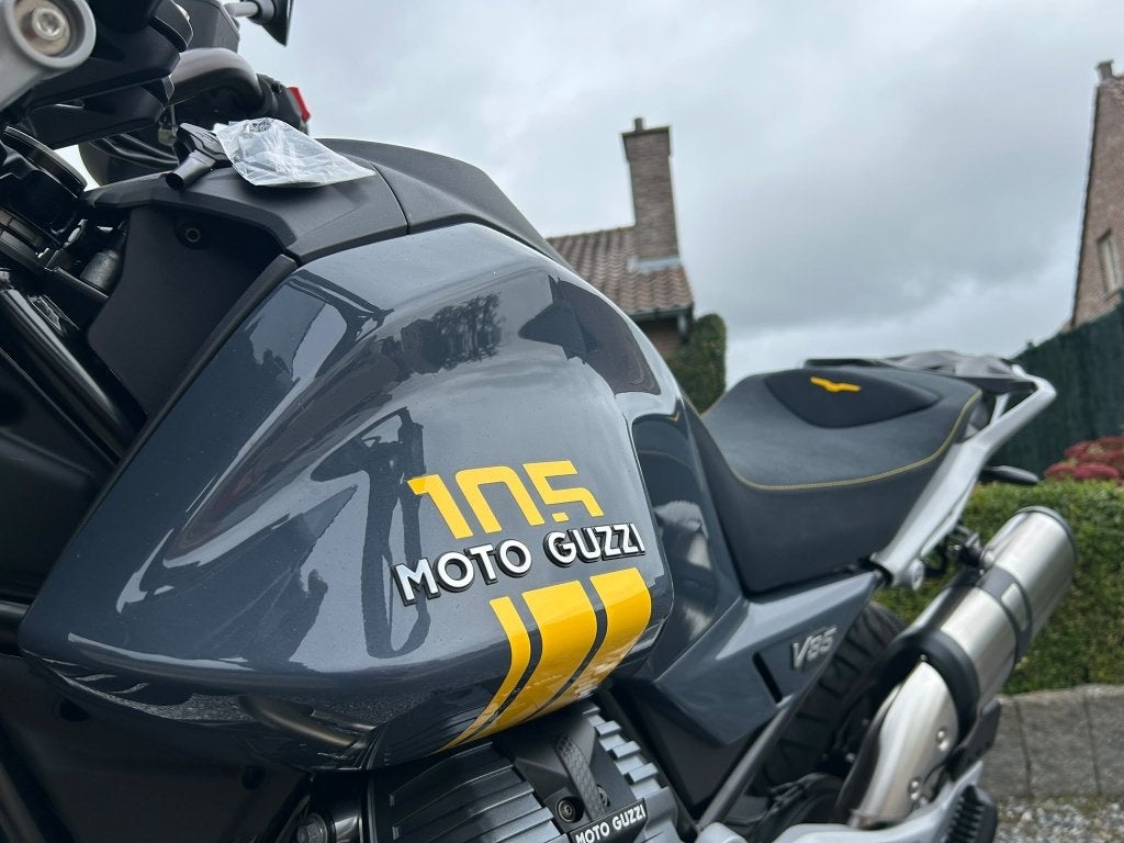 Moto Guzzi V85 Strada 105th, Motoren, 2 cilinders, Nieuw, Motorrijbewijs A, Bedrijf