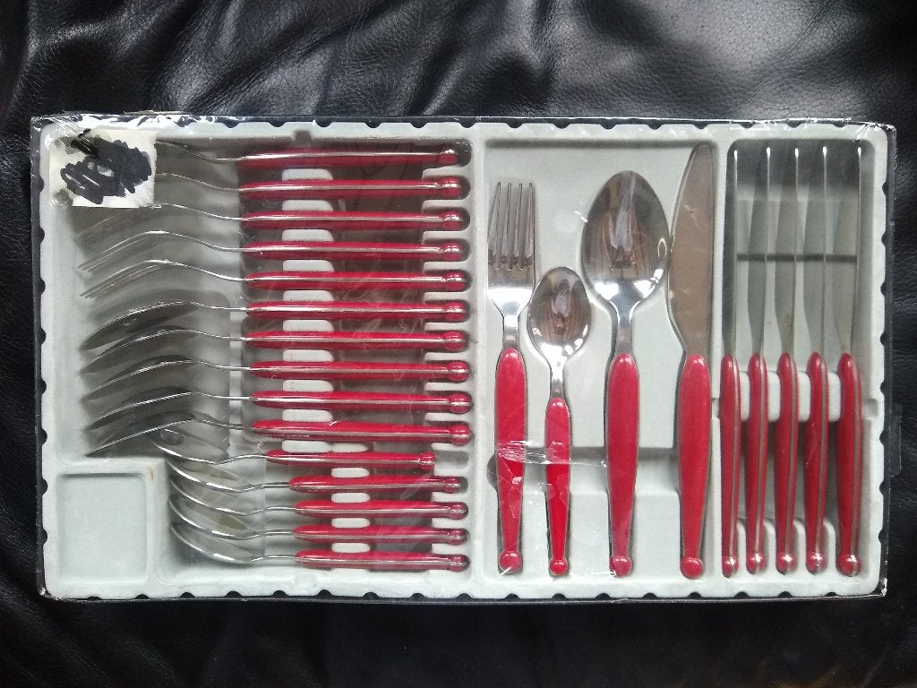 24-delige bestekset (6 pp), rood, vintage/retro, kot-NIEUW, Huis en Inrichting, Keuken | Bestek, Nieuw, Bestekset, Overige typen