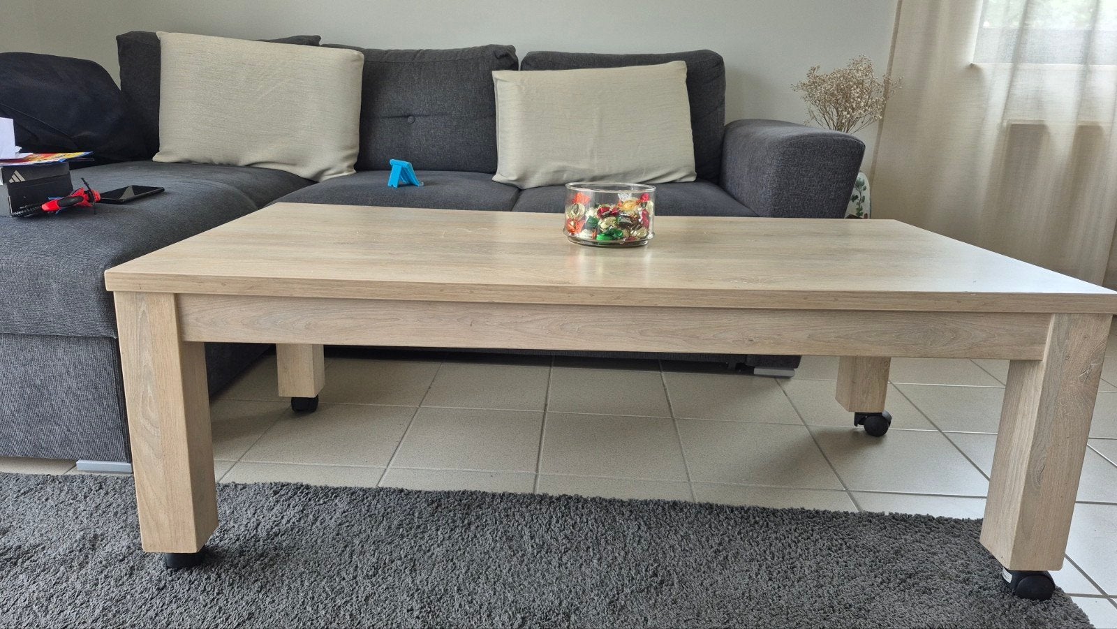 ​Salontafel op wieltjes – Beige – 135 x 70 x 48 cm – In goed, Huis en Inrichting, Ophalen of Verzenden