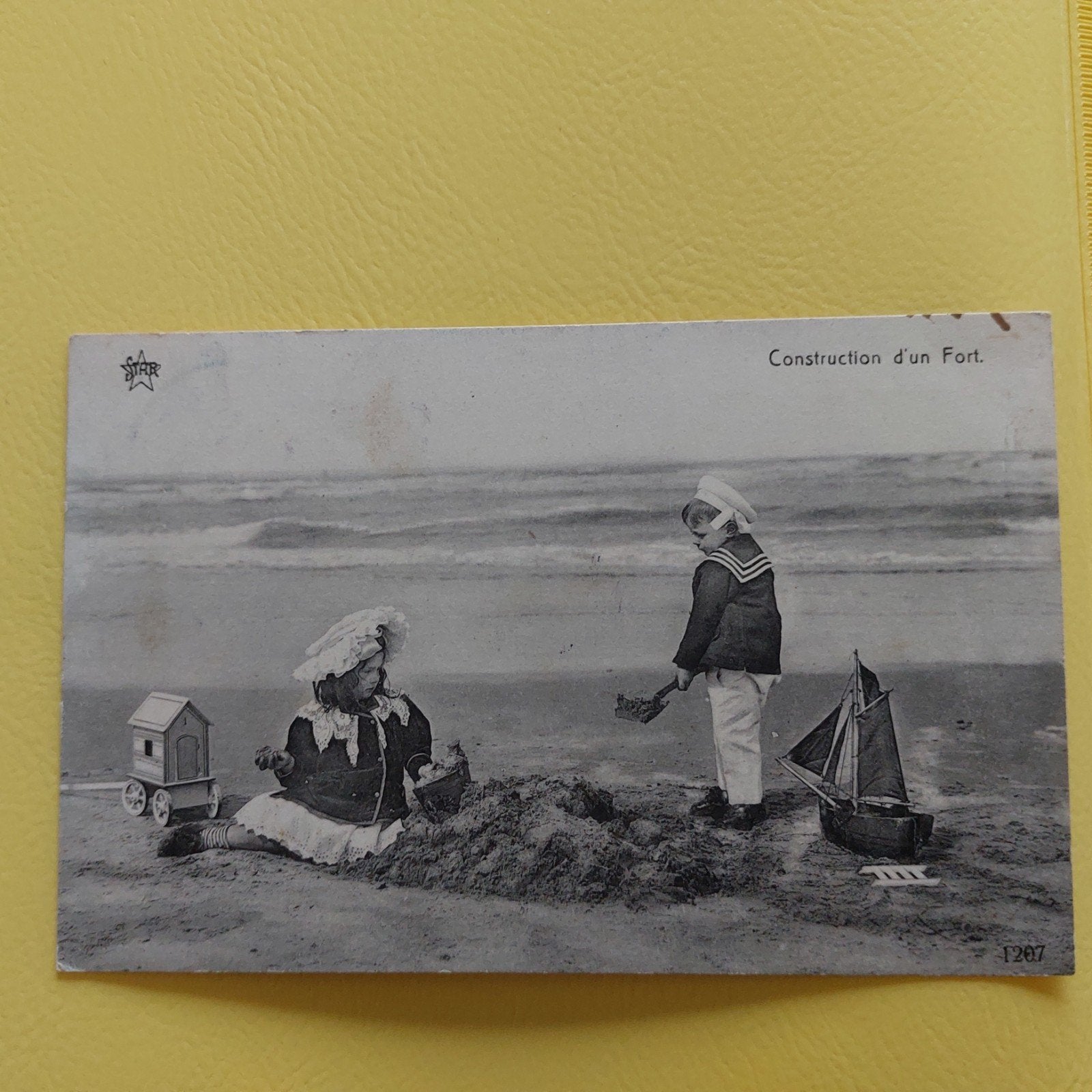 oude postkaart : op het strand 1920, Ophalen of Verzenden