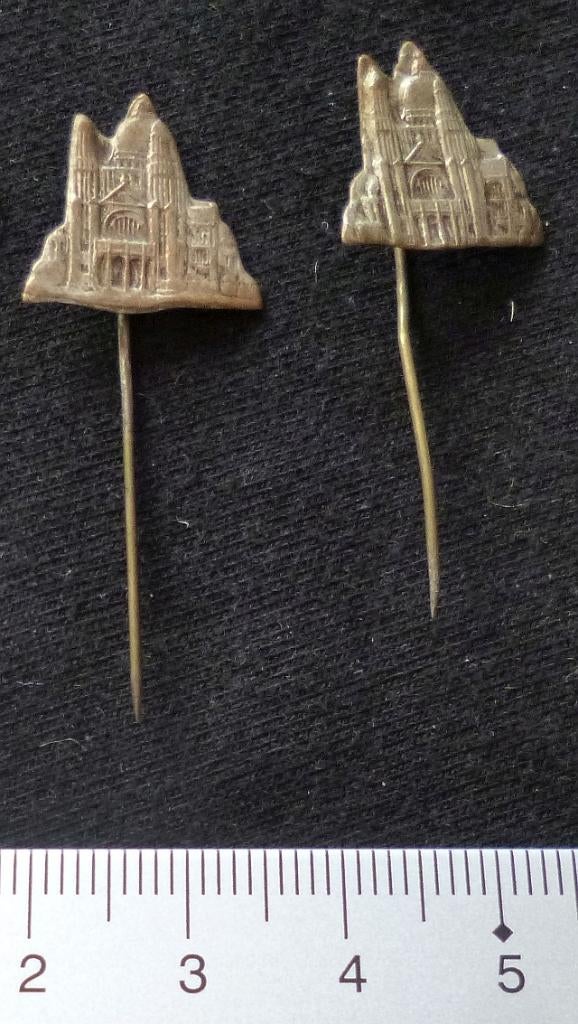 Oude steekspeldjes of reversspeldjes of label pins Lourdes, Ophalen of Verzenden, Gebruikt, Sieraad, Christendom | Katholiek