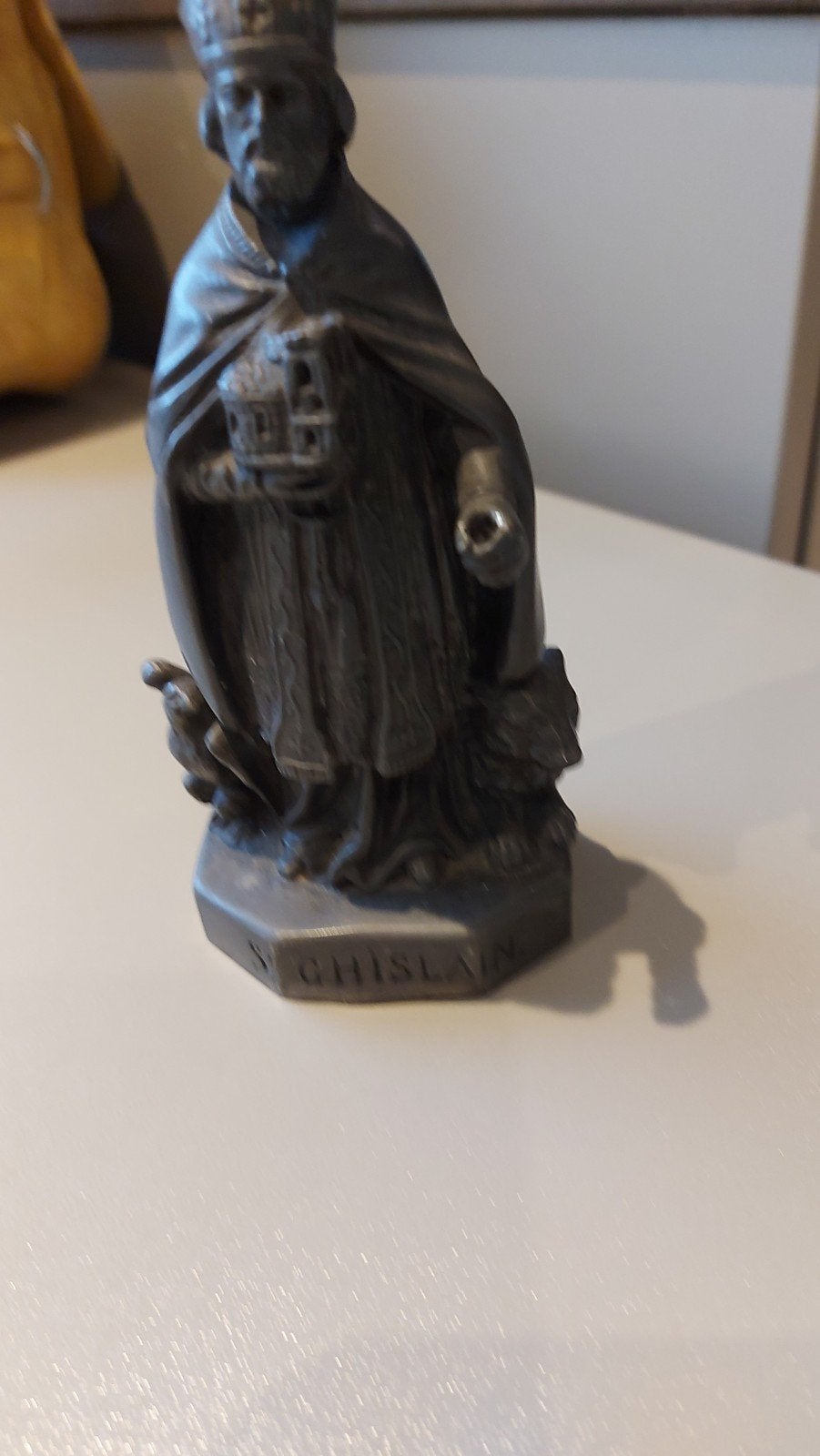 metalen tinnen beeldje van Sint-Ghilain., Enlèvement