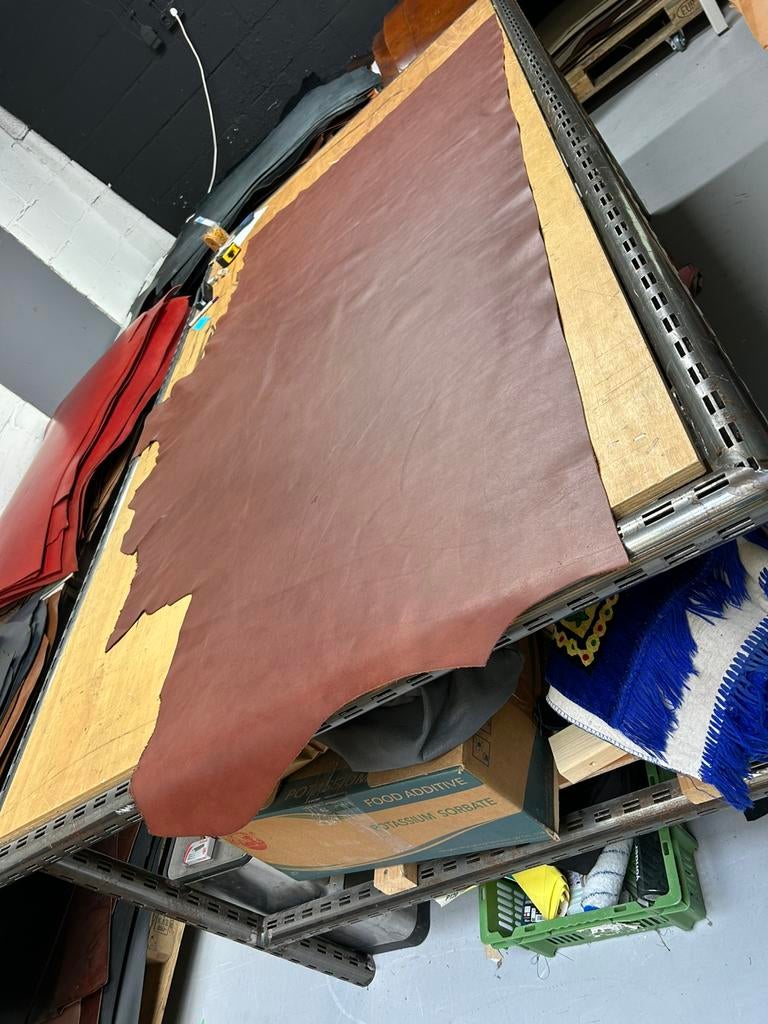 Rood bruin halve huid A-315, Ophalen of Verzenden, Zo goed als nieuw, Rood