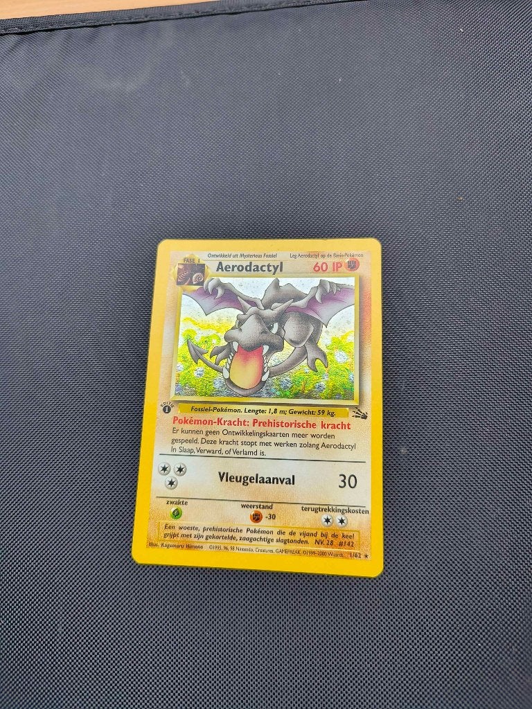 Pokemon Aerodactyl 1st edition fossil Nederlands, Ophalen of Verzenden, Zo goed als nieuw, Losse kaart, Foil