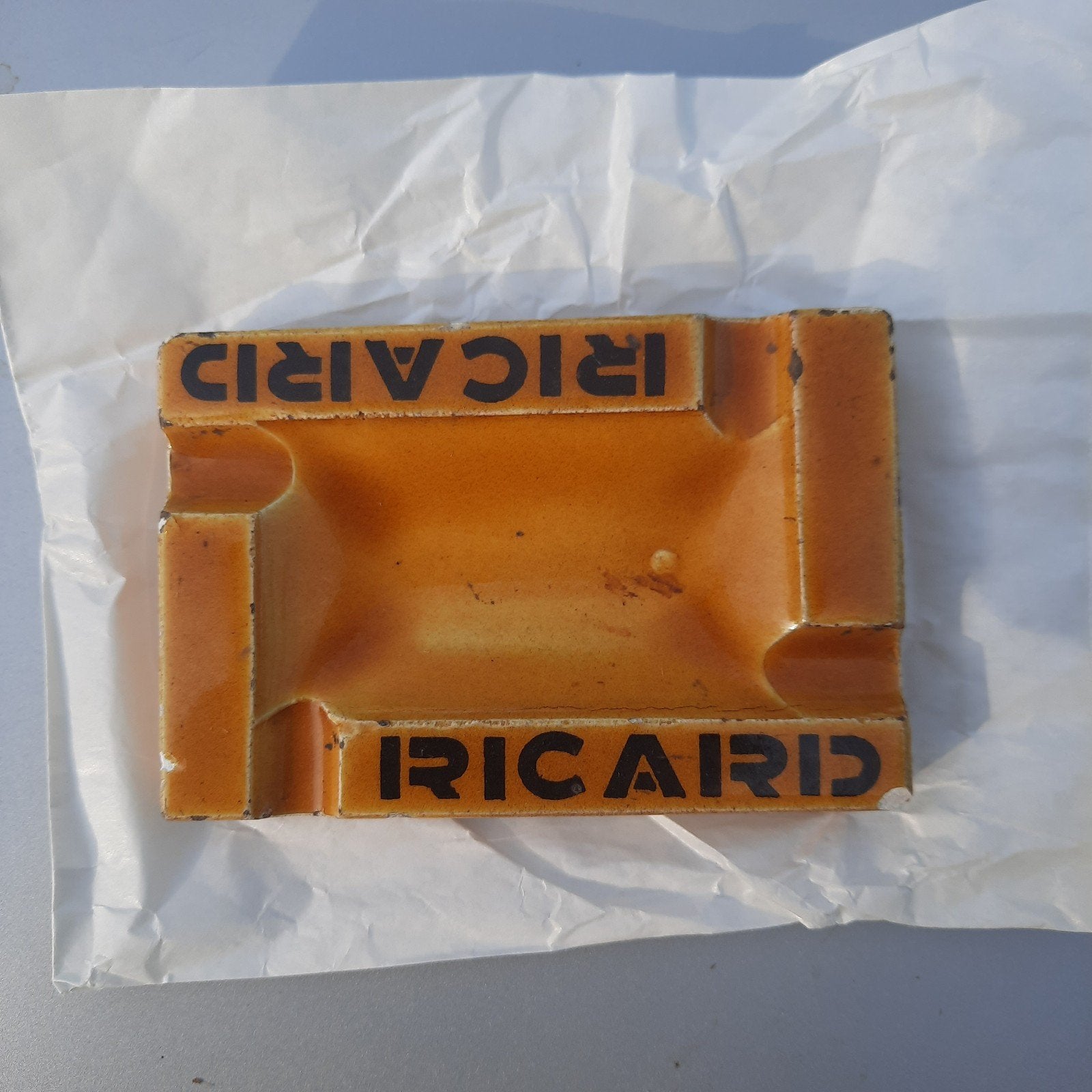 Ricard asbak in steen / plaaster . Oud . 9 cm x 6 cm, Verzamelen, Biermerken, Ophalen of Verzenden
