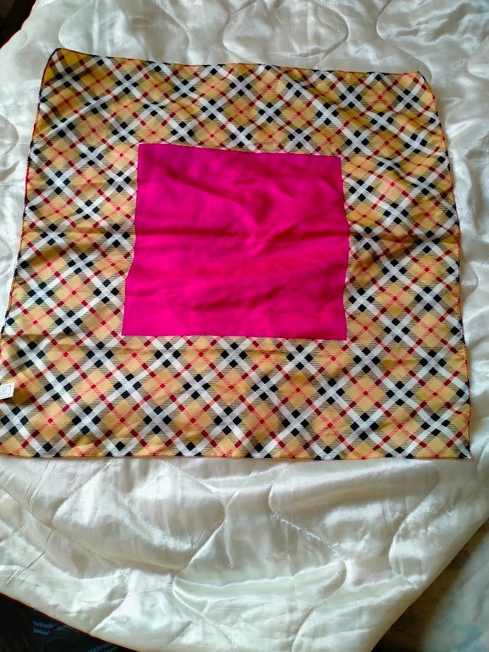 Vierkant sjaaltje,pink met ruitmotief rondom., Kleding | Dames, Mutsen, Sjaals en Handschoenen, Ophalen of Verzenden, Nieuw, Sjaal