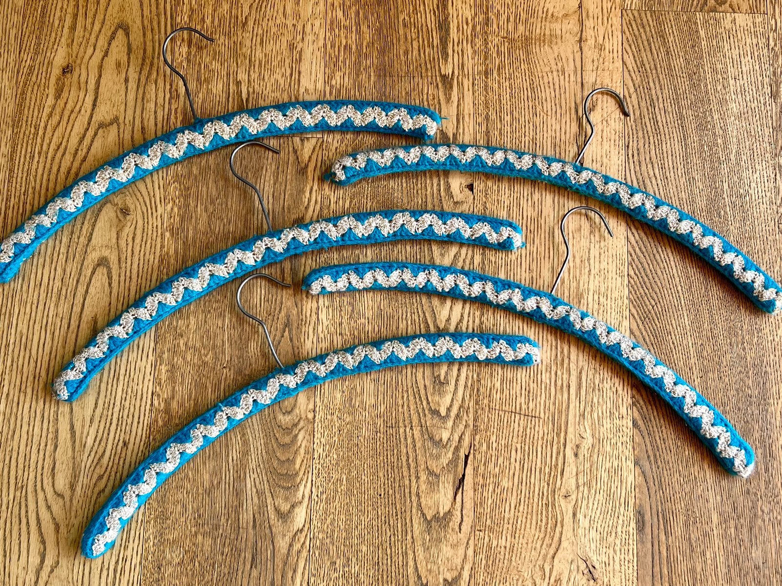 Set van 5 retro kapstokken of kleerhangers gehaakt, Kleding | Dames, Ophalen of Verzenden, Gebruikt, Hout, Volwassenen