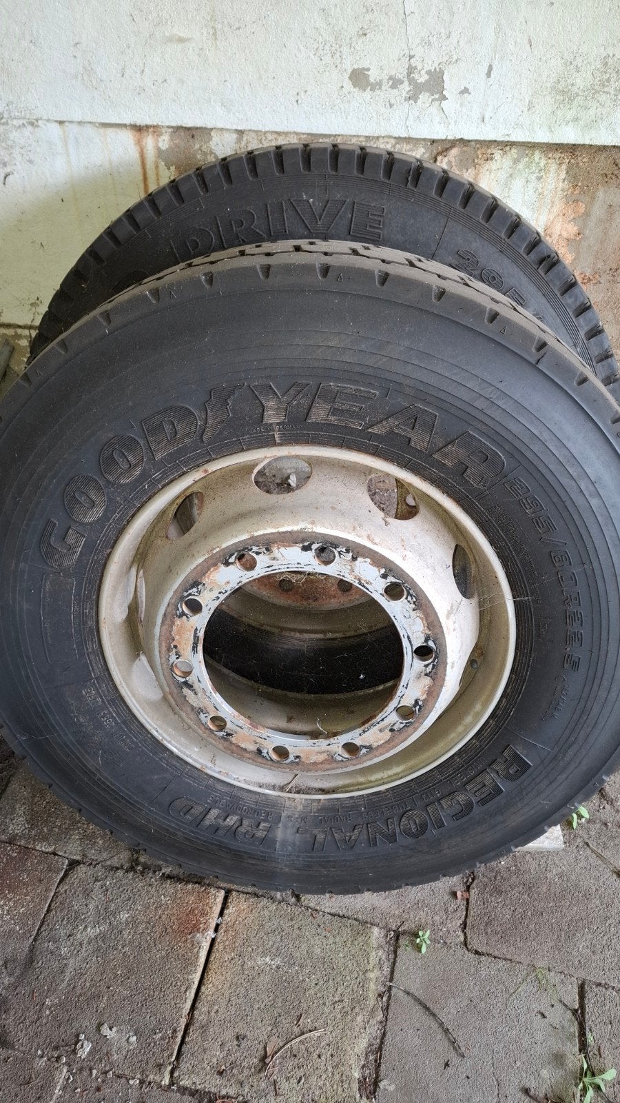 Goodyear Regional RHD vrachtwagenbanden  295/80 R2, Enlèvement