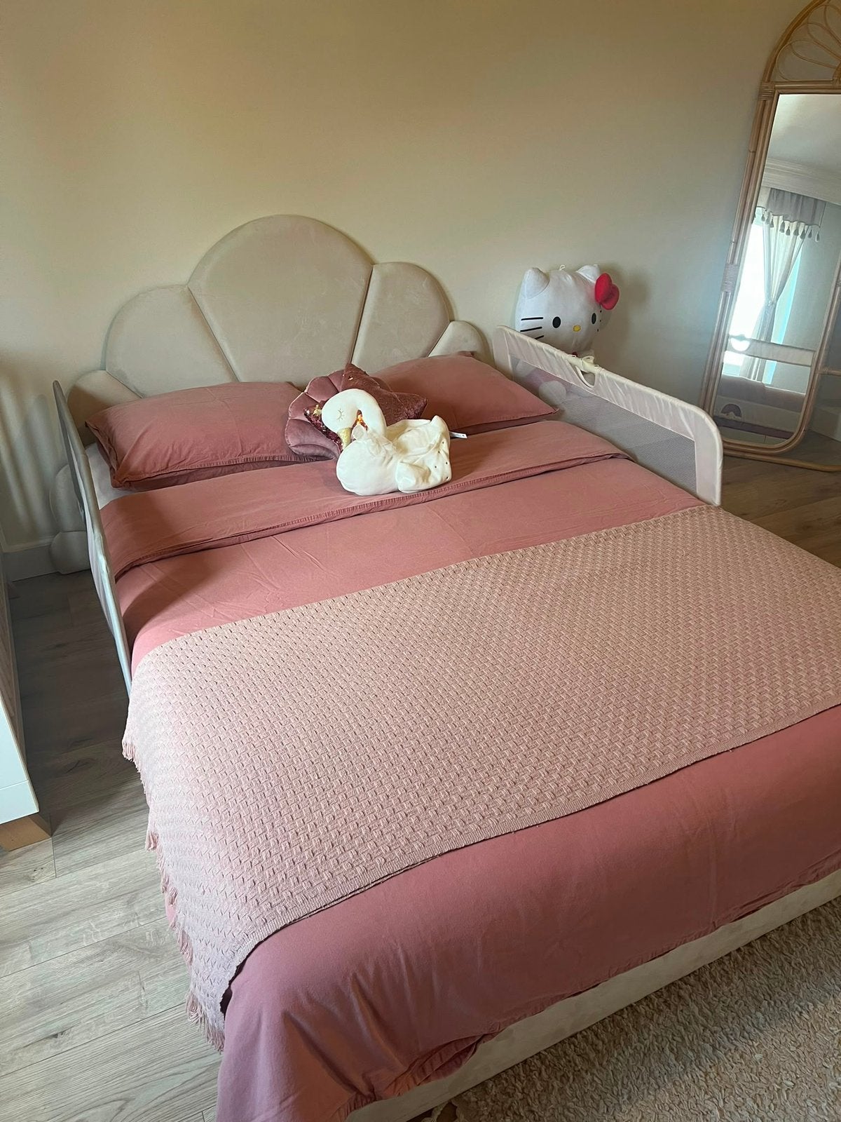 Kinderbed 140x200 cm met schelpenhoofdbord – beige, Huis en Inrichting, Ophalen, Beige, 140 cm, Zo goed als nieuw