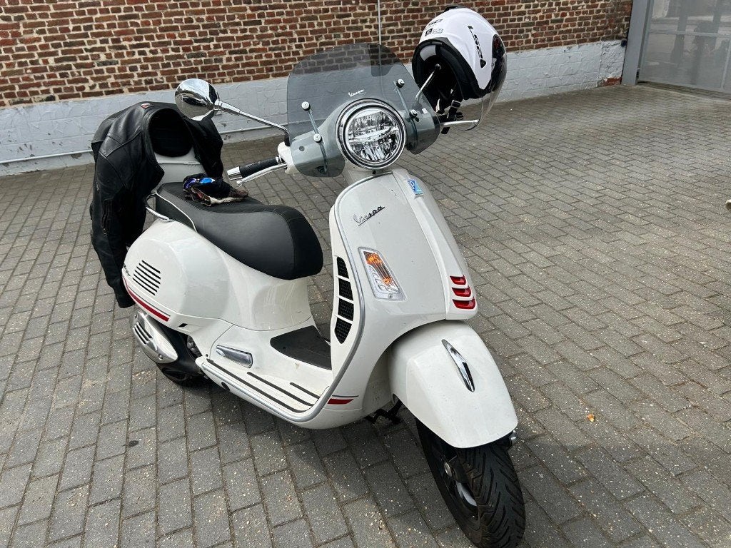 Vespa gts super 300cc, Motoren, Motoren | Overige merken, Scooter, Particulier, Minimaal motorrijbewijs A2, Automaat