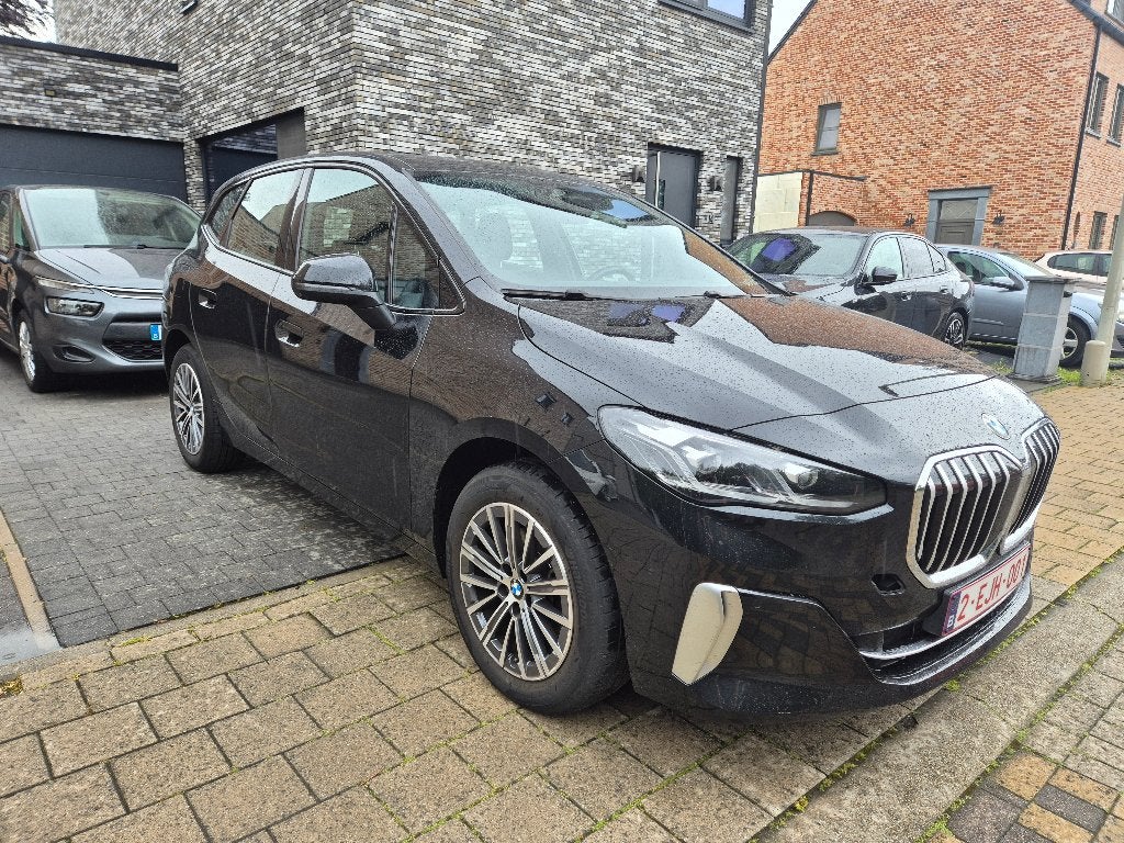 BMW 218i AT 2023 Navi Pano HUD GARANTIE, Auto's, BMW, Dealer onderhouden, Monovolume, Zwart, Bedrijf