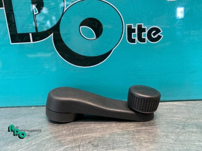 Manivelle de vitre d'un Seat Leon (Leon 00-), Autos : Pièces & Accessoires, Vitres & Accessoires, Seat, Utilisé, 3 mois de garantie