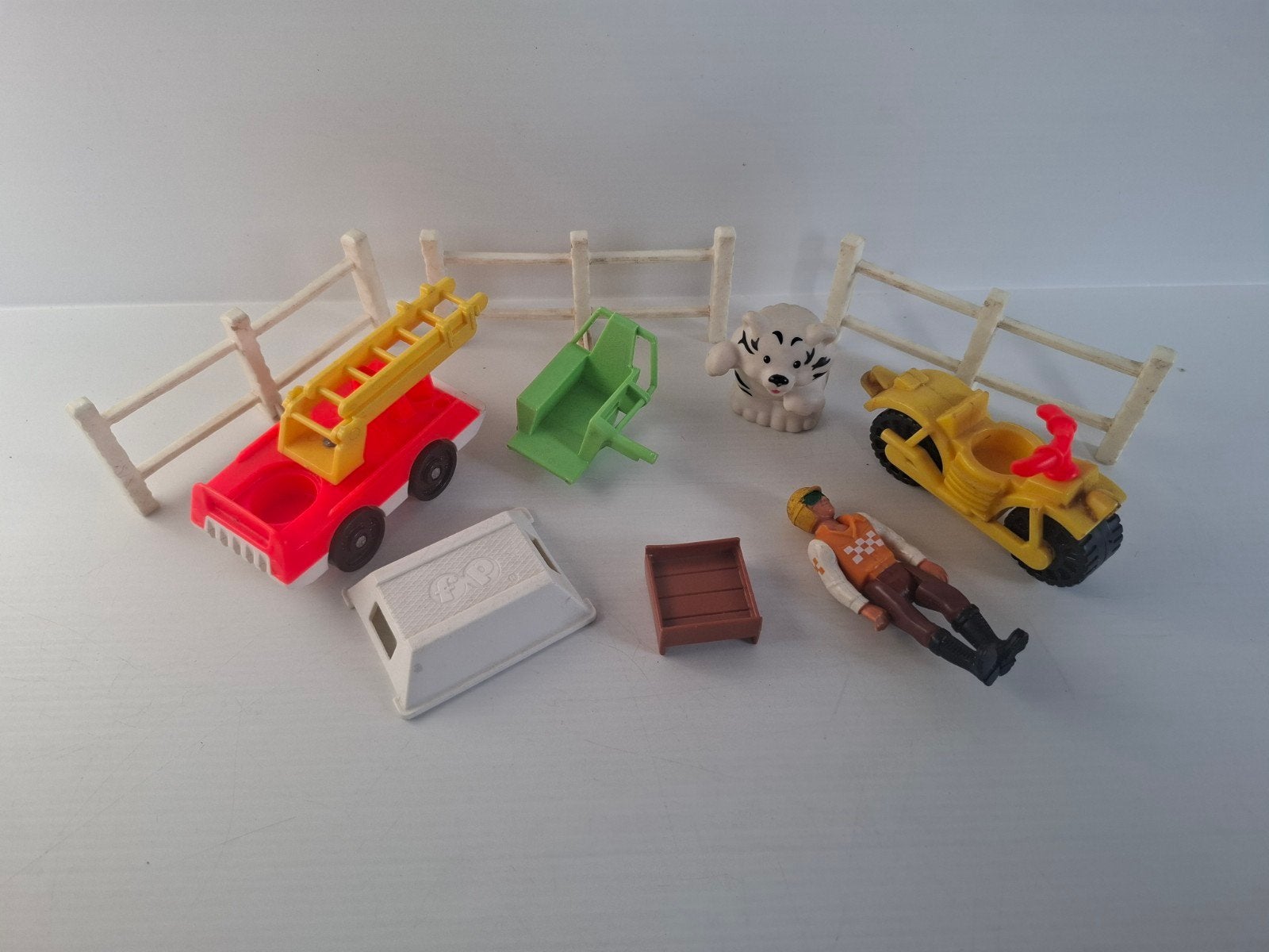 Pièces vintage Fisher Price, la plupart d'entre elles sont d, Enfants & Bébés, Enlèvement ou Envoi, Utilisé, Set de jeu