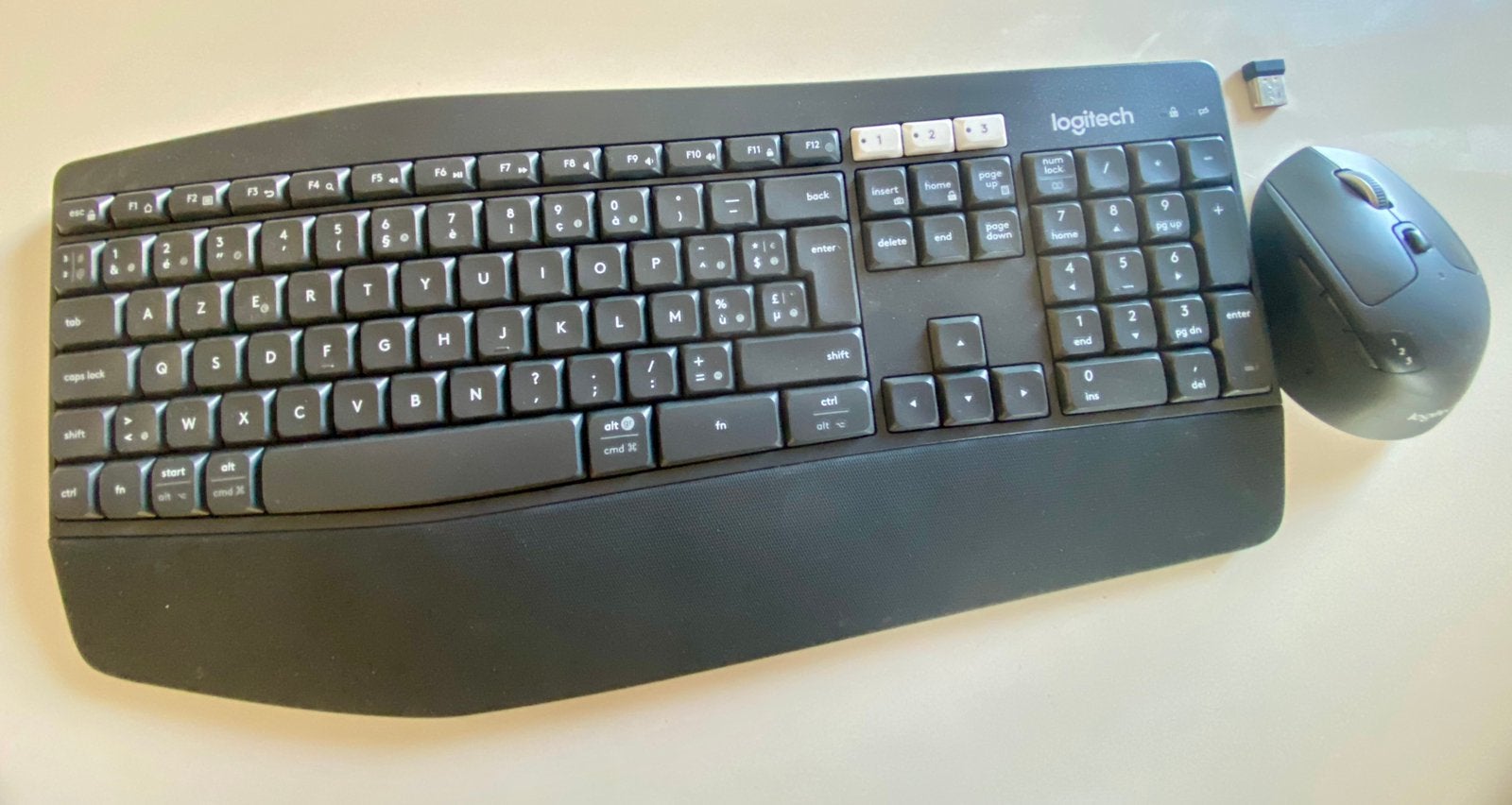 2 x Logitech MK850 Draadloos toetsenbord & muis, Computers en Software, Ergonomisch, Azerty, Ophalen of Verzenden, Zo goed als nieuw