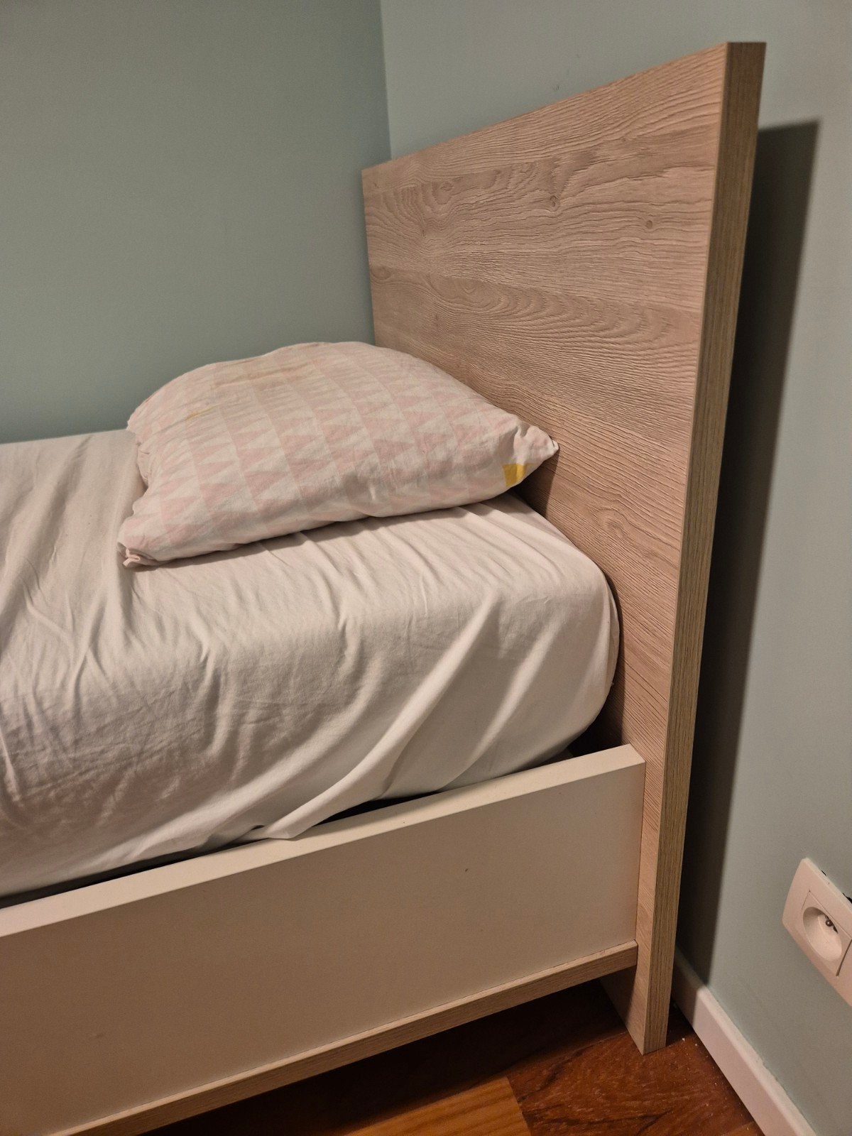Eenpersoons bed met toebehoren, Ophalen, Zo goed als nieuw, Eenpersoons, Bruin