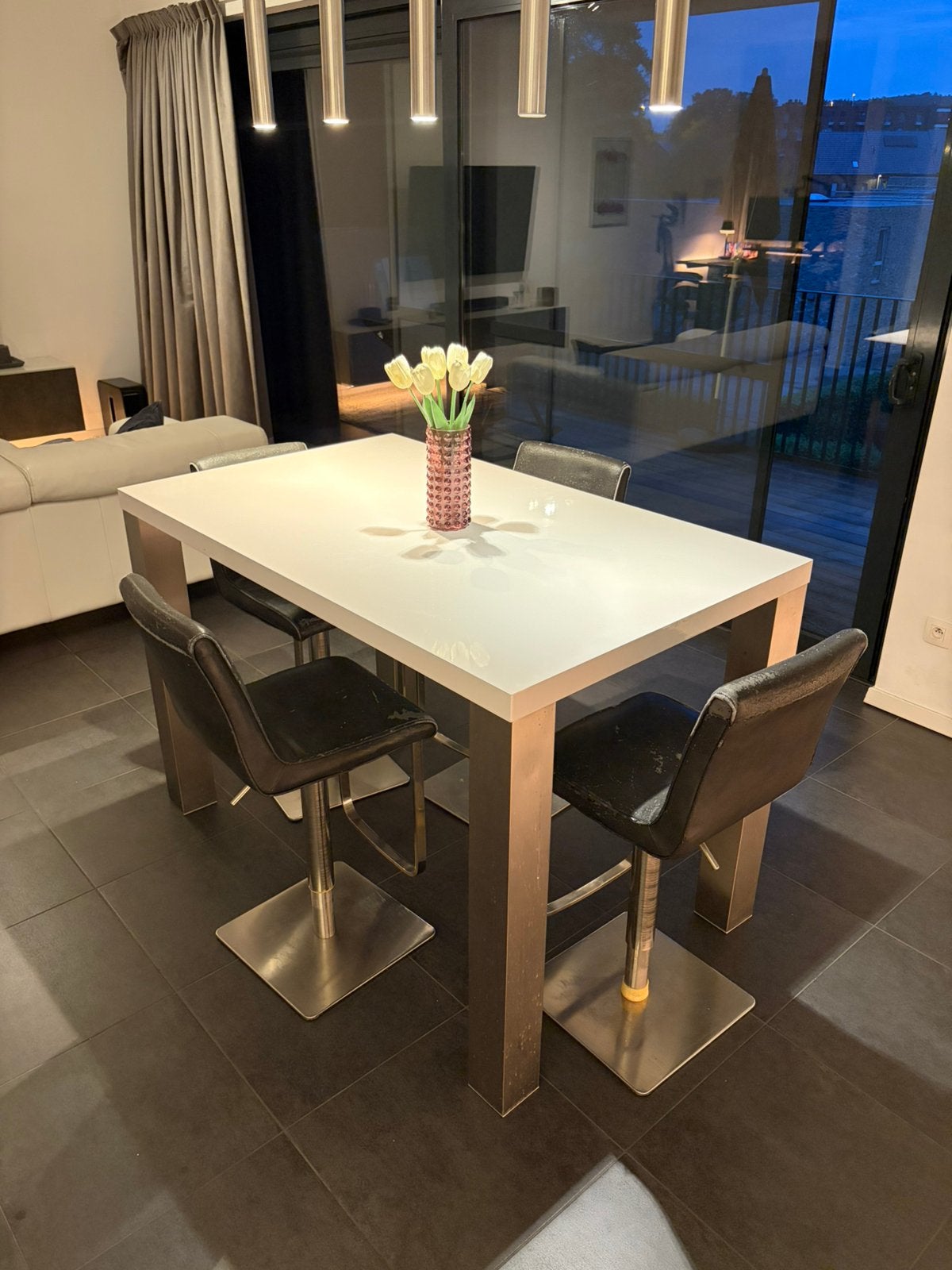 Bartafel + 4 barstoelen: RVS + Hoogglans Blad, Ophalen, Kunststof, Gebruikt, 100 tot 150 cm