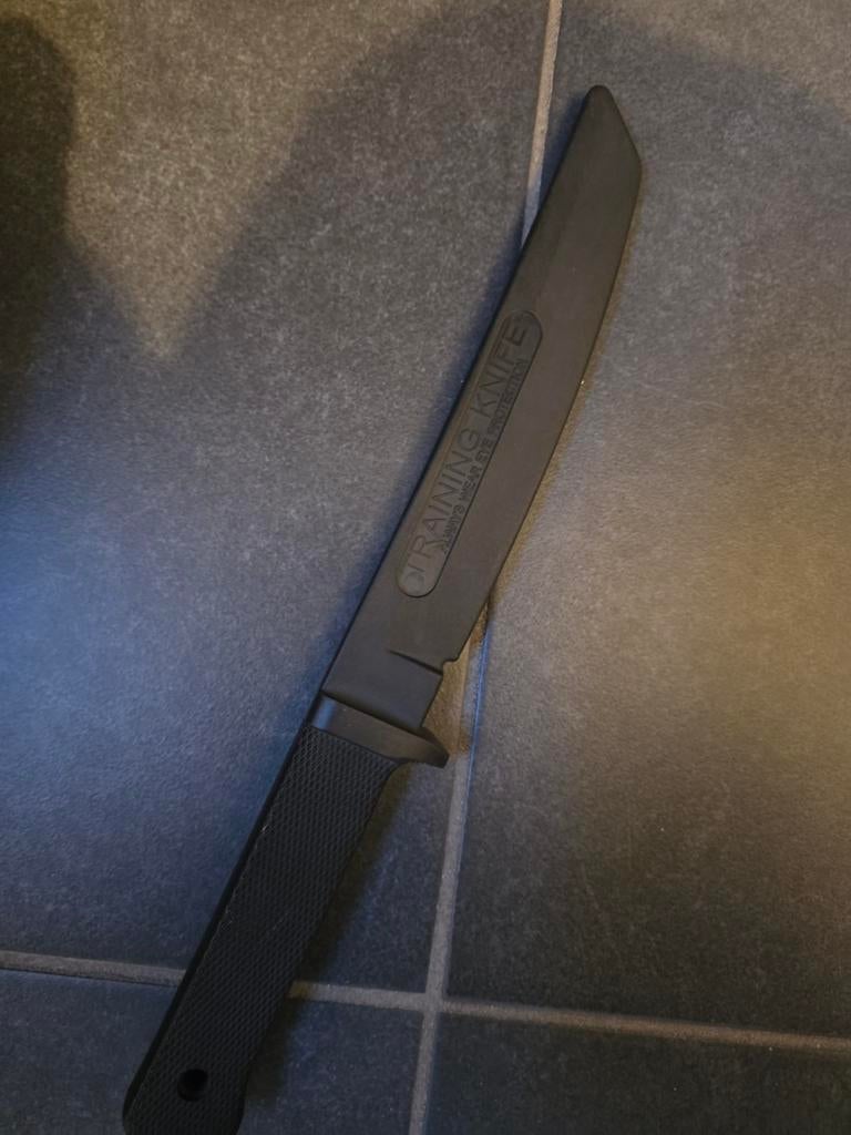 COUTEAU D'ENTRAÎNEMENT, Enlèvement