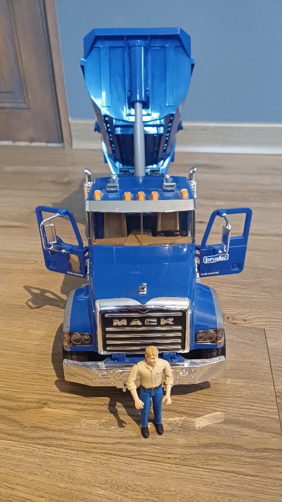 MACK Bruder kiepwagen met figuur, Kinderen en Baby's, Ophalen, Gebruikt