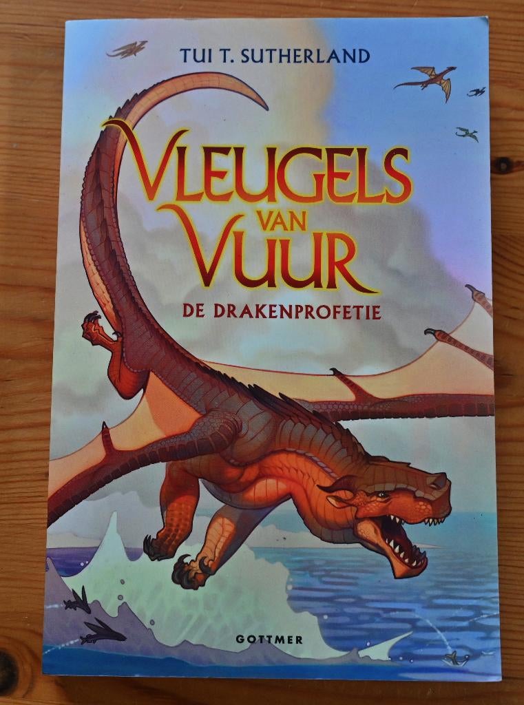Vleugels van vuur. Tui T. Sutherland. 3 €, Ophalen of Verzenden, Zo goed als nieuw