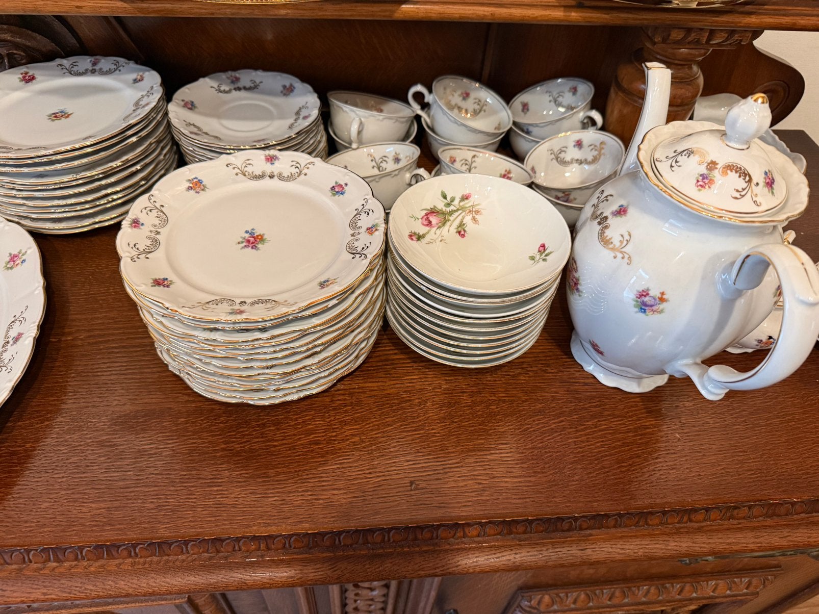 Antiek servies met goude randen afgewerkt, Ophalen