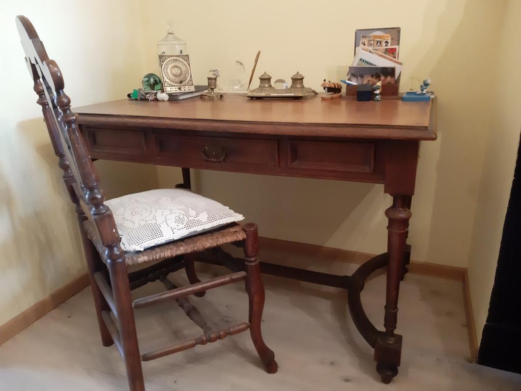 Bureau, chaise, bibliothèque, beau bois.