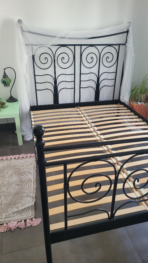 Cadre de lit IKEA en métal noir 140x200 en bon état, 140 cm, Enlèvement, Utilisé, Deux personnes