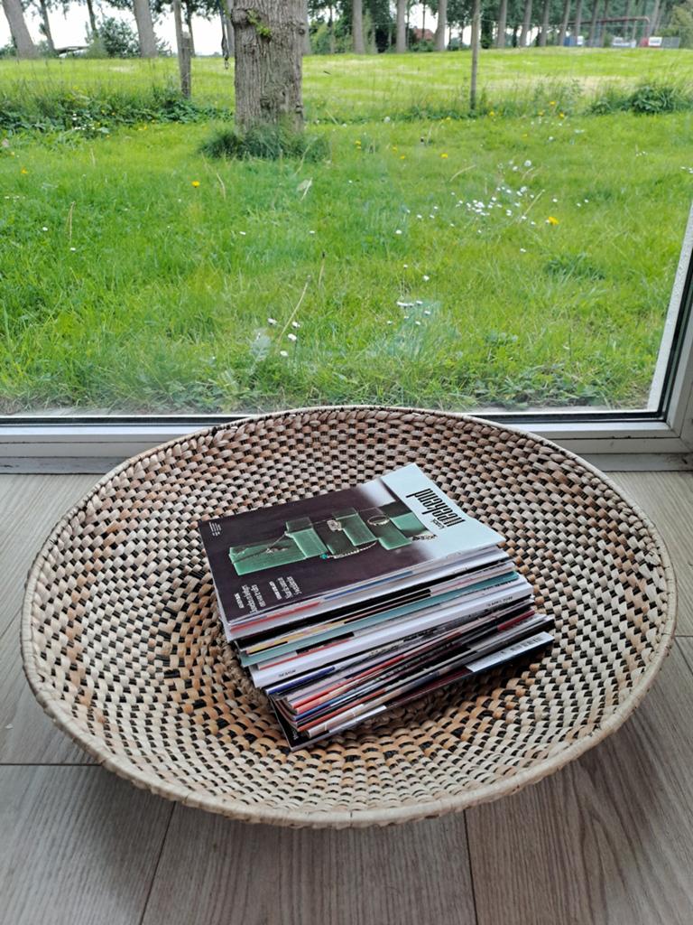 Rieten mand voor dekens, kussens of magazines, Huis en Inrichting, Woonaccessoires | Krantenbakken en Lectuurbakken, Ophalen