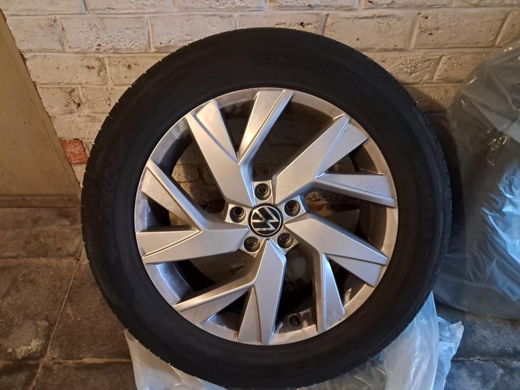Jantes alliage avec pneus volkswagen 18 pouce / 235/55/R18, Autos : Pièces & Accessoires, Pneus & Jantes, Pneu(s)