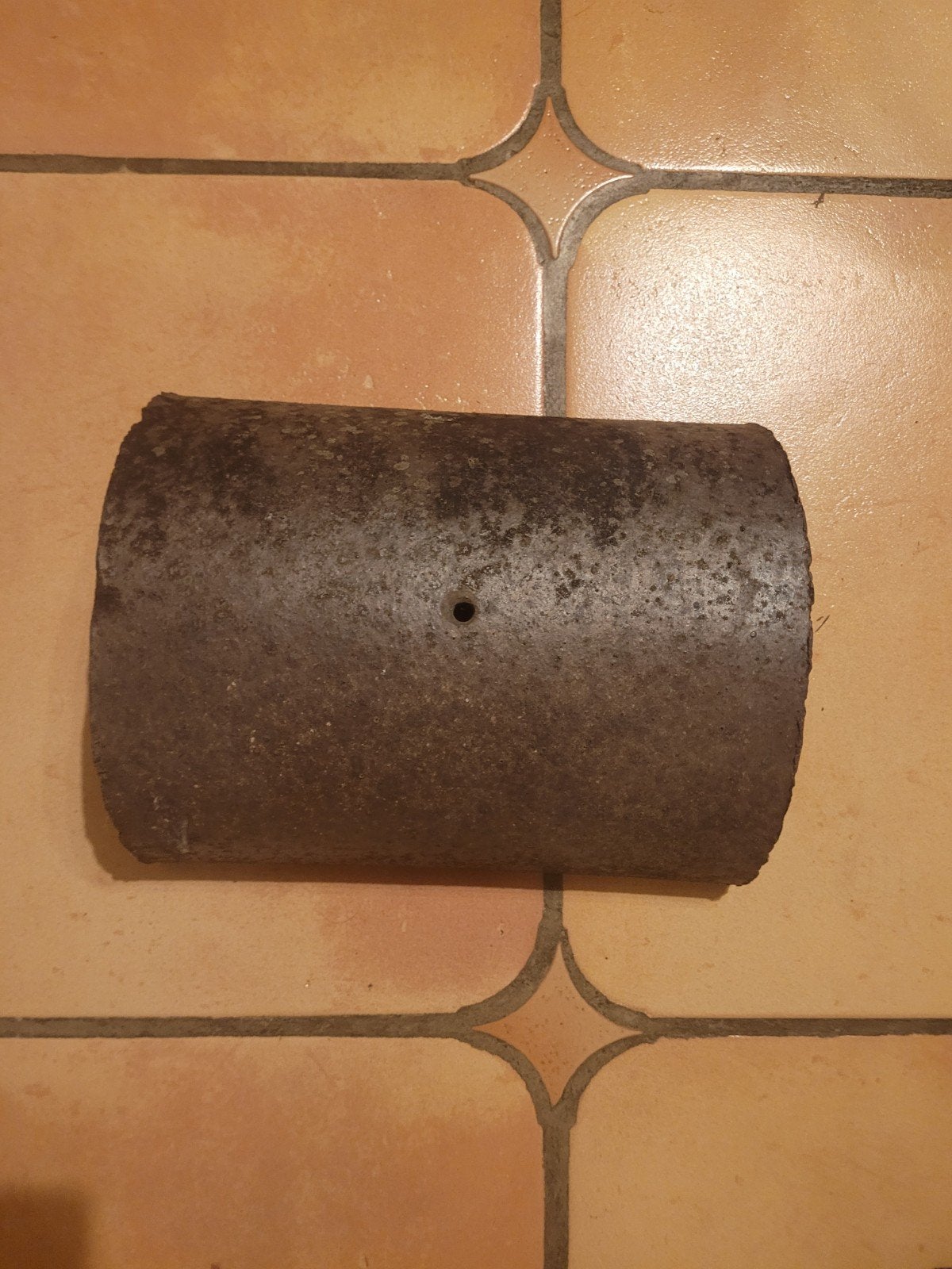 Tuile faîtière demi-ronde ancienne, Enlèvement ou Envoi