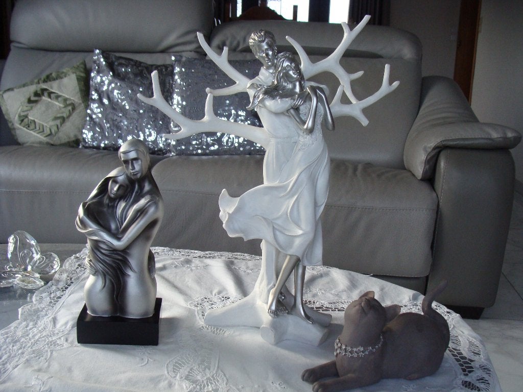 décoration 2 statues 35 cm couple, personnage et 1chat, Enlèvement ou Envoi, Neuf, Gris, Autres matériaux
