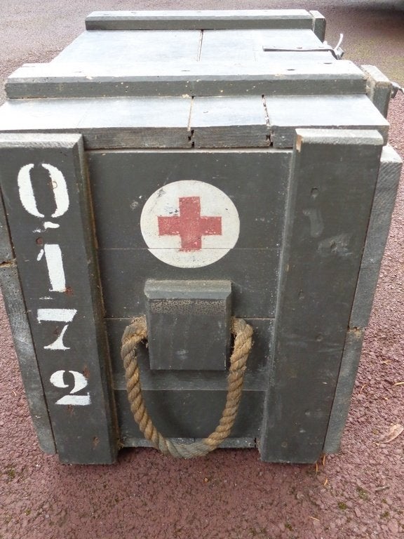 Malle,coffre en bois Croix Rouge, scoutisme, Antiquités & Art, Curiosités & Brocante, Enlèvement