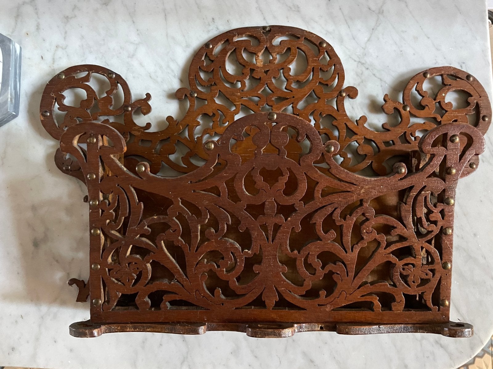 Porte-revues ancien en bois ajouré style debut art nouveau, Enlèvement