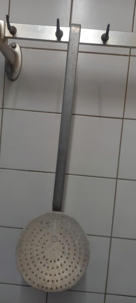 geperforeerde schuimspaan / vetzeef, Antiek en Kunst, Ophalen of Verzenden