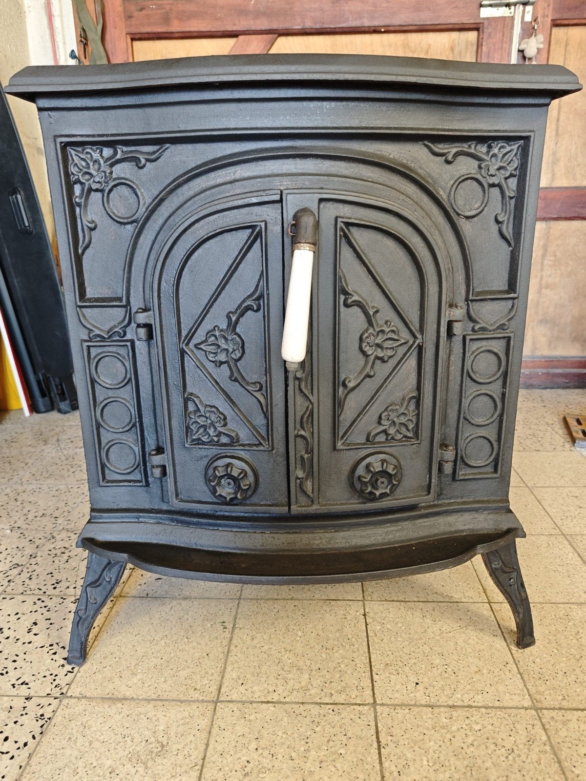 Poêle à bois vintage en fonte massive noire de marque AV R, Maison & Meubles, Poêles, Utilisé, Autoportant, Poêle à bois, Bois
