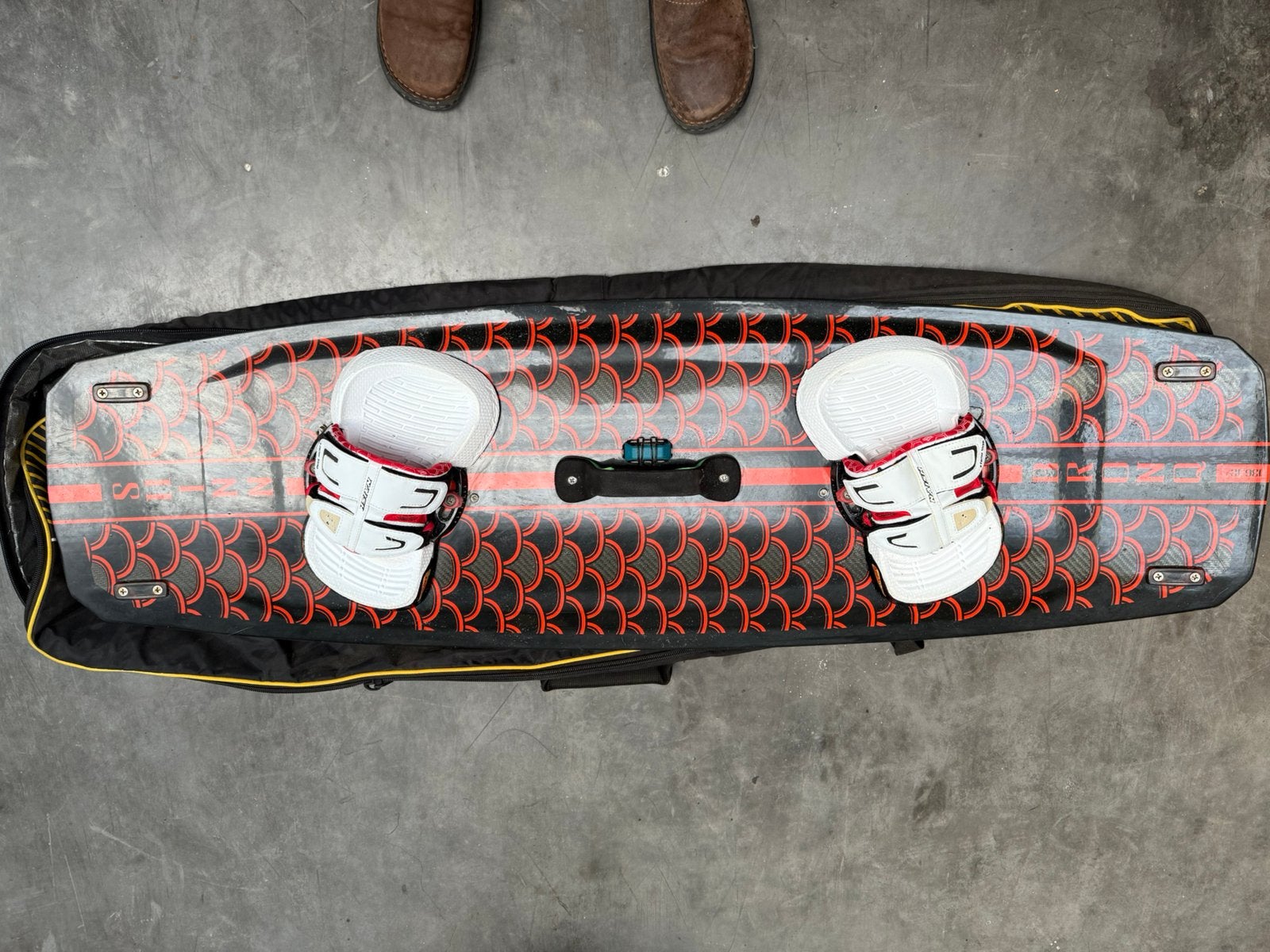 SHINN BRONQ Carbon Heritage  13642 + Naish Bindingen & Tas, Watersport en Boten, Twintip, Ophalen of Verzenden, Kiteboard