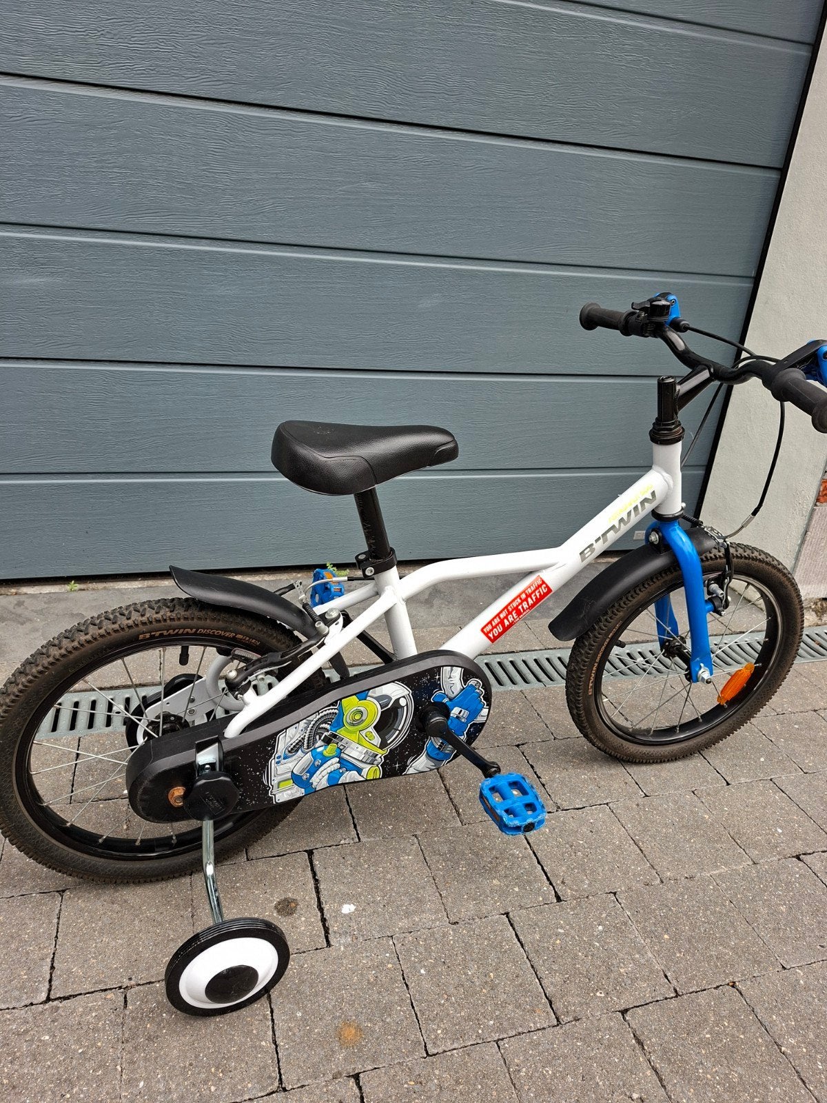 Jongens fiets 16 inch met zijwieltjes in zeer goede staat, Fietsen en Brommers, Fietsen | Kinderfietsjes, Ophalen, Zijwieltjes