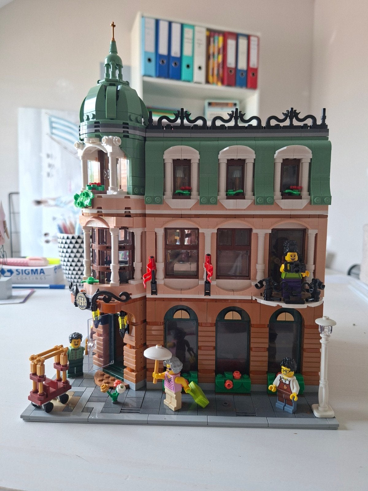 LEGO Creator Expert 10297 – Hôtel-boutique – Complet avec no, Kinderen en Baby's, Ophalen, Lego, Zo goed als nieuw, Compleet
