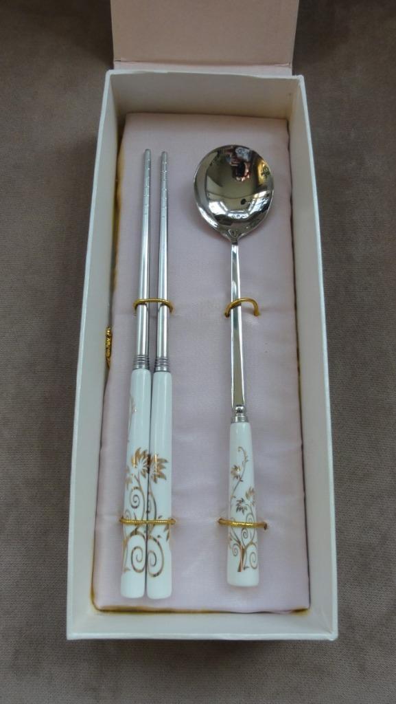 Roze kartonnen doosje met 2 metalen eetstokjes + lepel, Antiquités & Art, Curiosités & Brocante, Enlèvement ou Envoi