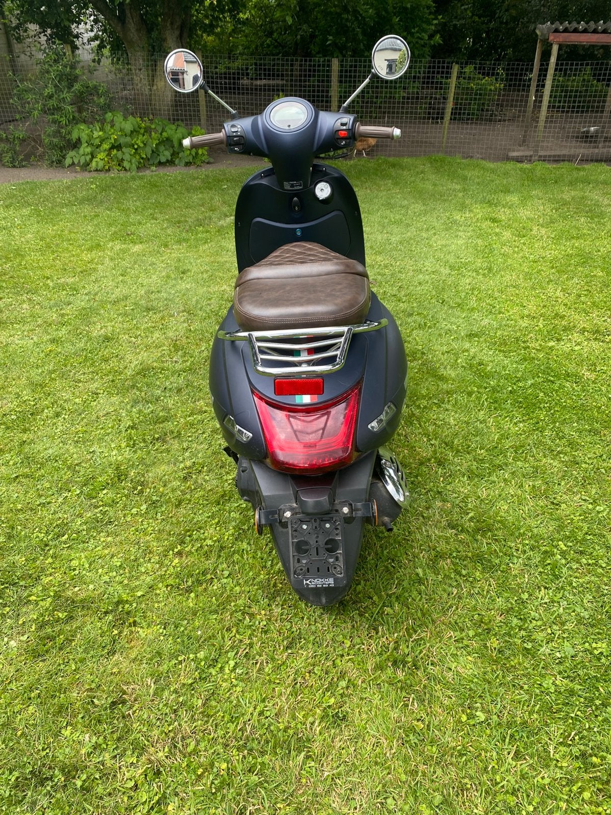 Scooter met helm, Ophalen, Zo goed als nieuw