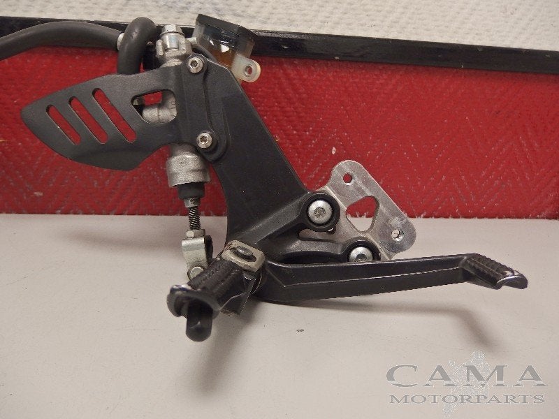 REPOSE PIEDS AVANT DROIT Suzuki, Dhr. S. di Majo, Utilisé, Info@cama-motorparts.nl, P.J. Troelstraweg 8 8
3144 CX  MAASSLUIS, NL