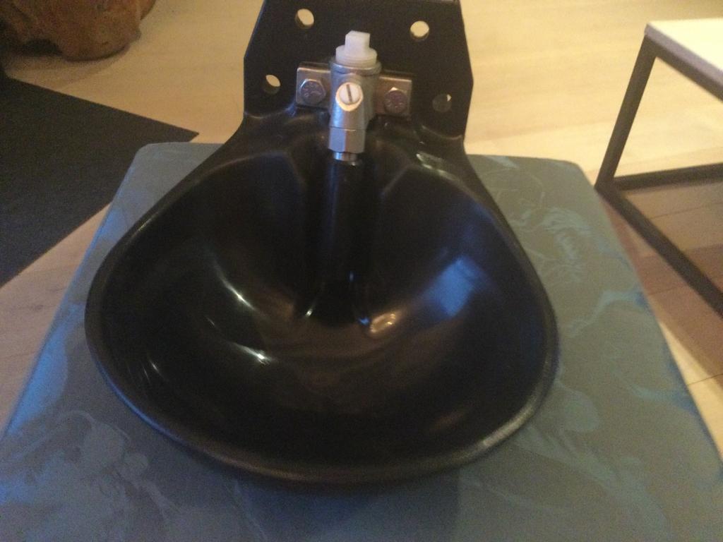 Splinternieuwe drinkbakken paarden, Accessoires