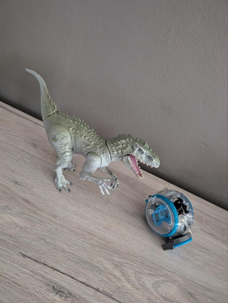 Jurassic World Indominus Rex contre gyrosphère