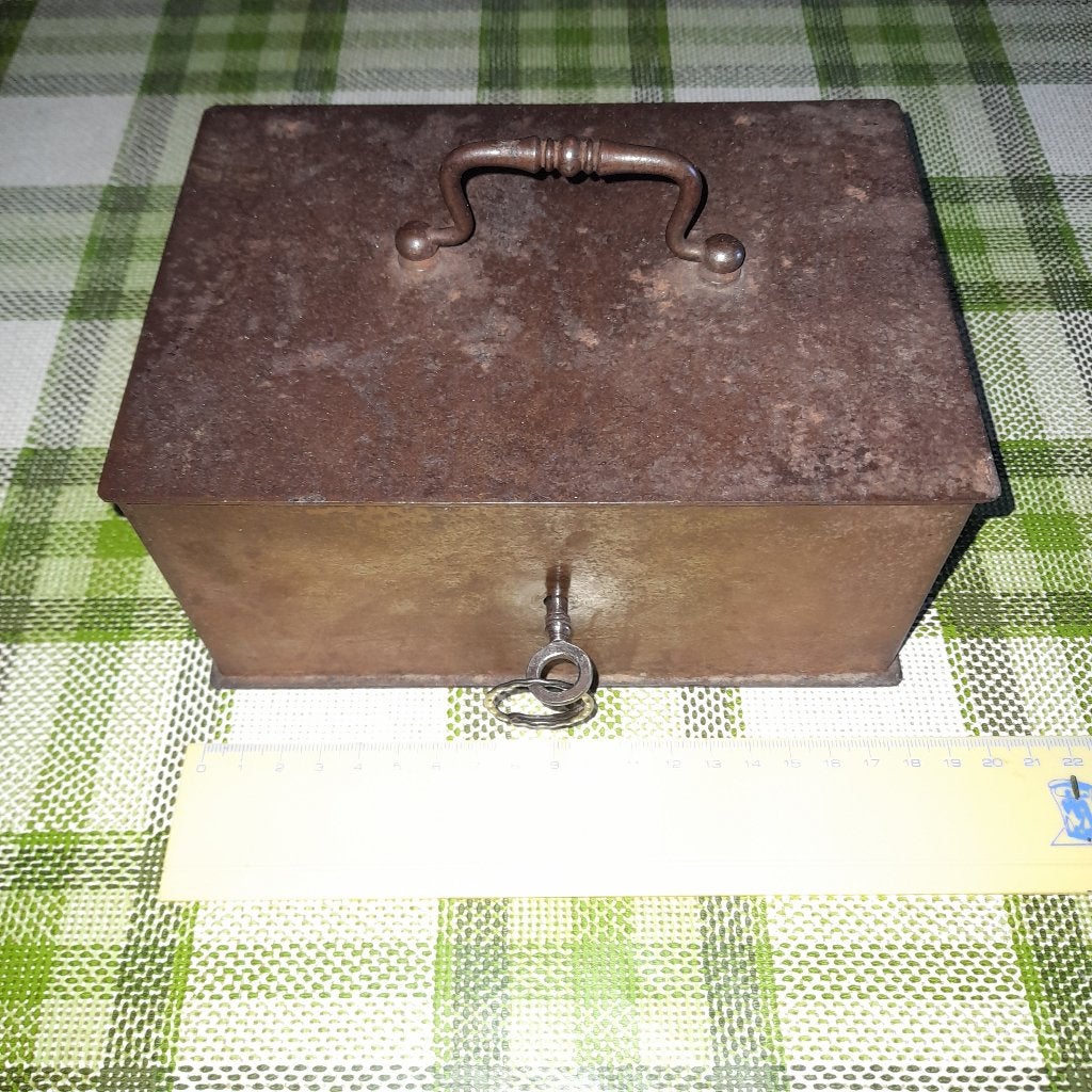 KLEINE SLEUTELKLUIS MET EEN BREEDTE VAN +/- 20 CM, Ophalen, Gebruikt, Metaal