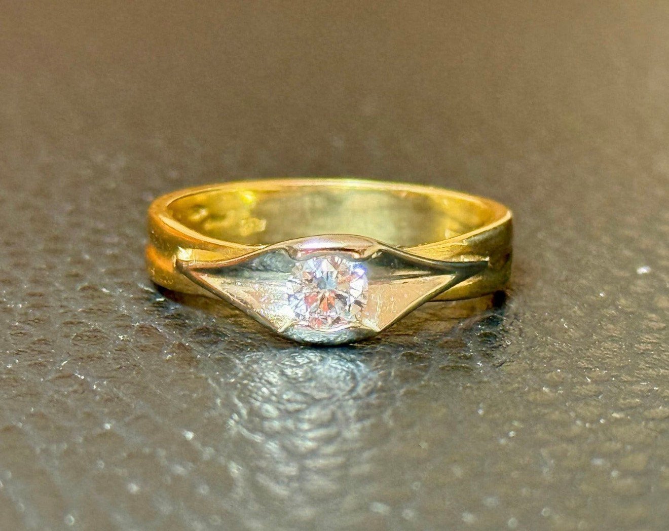 Prachtige 18 karaat gouden ring met natuurlijke diamant!, Bijoux, Sacs & Beauté, Or, 17 à 18, Jaune, Enlèvement ou Envoi